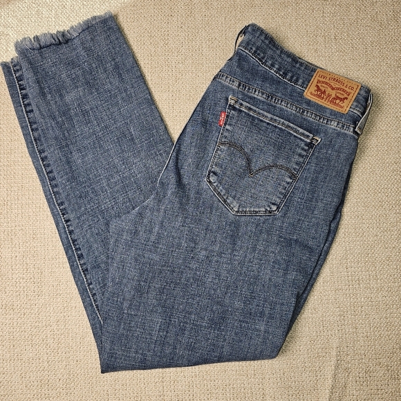 Levis Women's 711 Skinny Jean, Medium Wash, Mid Rise, Freyed Hem Size 33 - Picture 2 of 13